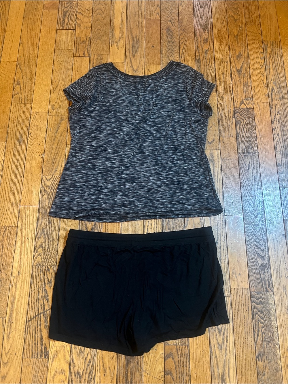 Gilligan & O'Malley Charcoal Heather V-Neck Sleep Top with Black Lounge Shorts - Picture 4 of 4